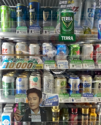 오비(OB)맥주가 ‘카스’ ‘오비라거’ ‘카프리’ 등 일부 맥주 제품의 출고가격을 올리기로 했다. 사진은 서울의 한 편의점 냉장고에 진열돼 있는 맥주들. /사진=남빛하늘 기자