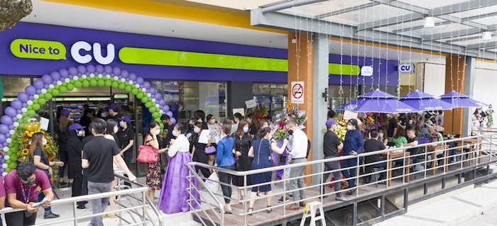 한국식 편의점과 수퍼마켓이 동남아시아시장에서 큰 인기다. 사진은 말레이시아 CU 앞에서 현지 고객들이 대기하고 있는 모습. /BGF리테일