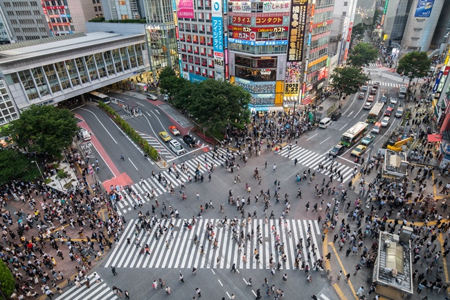 민주주의의 후퇴로 “어느새 후진국이 됐다”는 자탄이 나오는 일본 도쿄의 거리 풍경. / 게티이미지 뱅크