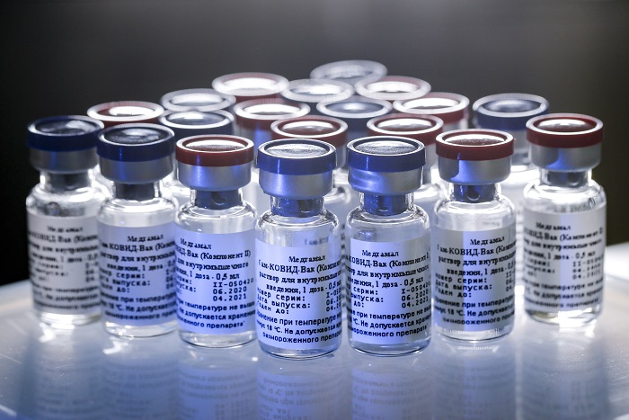 러시아는 지난해 8월11일(현지시간) ‘스푸트니크V(사진)’가&nbsp;세계 최초 코로나19 백신으로 공식 등록됐다고 발표했다. 사진은 모스크바 소재 니콜라이 가말레야 국립 전염병학 및 미생물학 센터에 백신이 진열돼있는 모습.&nbsp;/ AP·뉴시스
