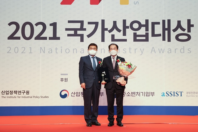 한국가스공사(사장 채희봉)는 지난 15일 서울 스위스그랜드호텔에서 열린 ‘2021 국가산업대상’ 시상식에서 2년 연속 ‘동반성장’ 대상을 수상했다고 밝혔다. 사진은 이승 한국가스공사 경영관리부사장(우측) / 한국가스공사
