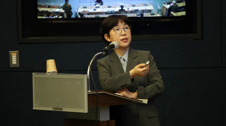 기모란 국립암센터 교수가 지난 2월 9일 오후 서울 중구 대한상공회의소에서 열린 사회적 거리두기 체계 개편을 위한 2차 공개토론회에서 발표를 하고 있다. /뉴시스