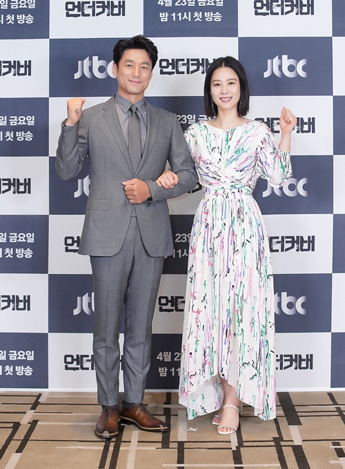 JTBC 새 금토드라마 ‘언더커버’로 재회한 지진희(왼쪽)와 김현주. /JTBC