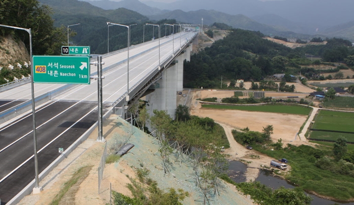 마침내 서울에서 양양을 이어준 서울-양양고속도로. <뉴시스>