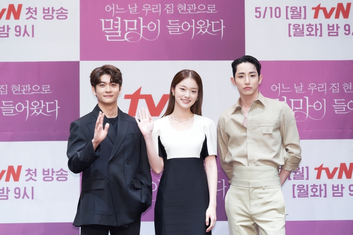 삼각 로맨스를 선보이는 (왼쪽부터) 강태오‧신도현‧이수혁 / tvN