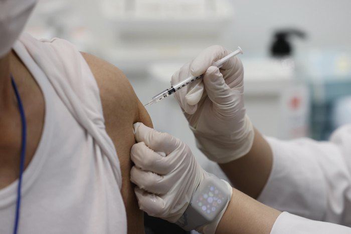 정부가 신종코로나바이러스 감염증(코로나19) 백신 접종에 속도를 올리는 가운데 국내 IT 기업들이 '백신휴가'를 속속 도입하는 분위기다. 임직원의 빠른 회복을 지원하는 한편 백신 접종 독려에 나설 것으로 전망되고 있다. /뉴시스
