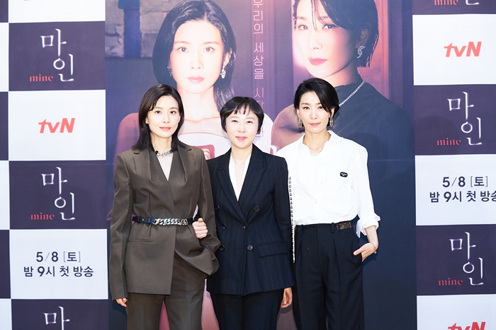 7일 열린 ‘마인’ 제작발표회에 참석한 (왼쪽부터) 이보영‧이나정 감독‧김서형 / tvN
