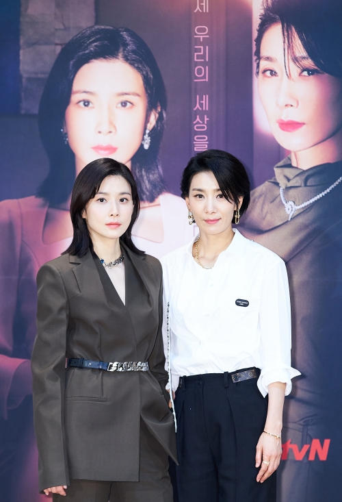‘마인’으로 뭉친 이보영(왼쪽)과 김서형 / tvN