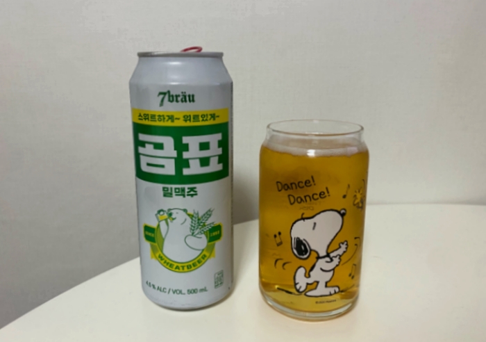 ‘곰표 밀맥주’(왼쪽) 제품과 맥주를 잔에 따른 모습. /사진=남빛하늘 기자