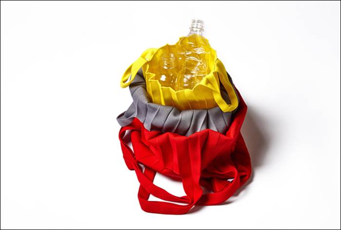 효성의 재활용 나이론 마이판 리젠으로 만든 플리츠마마 가방. /효성