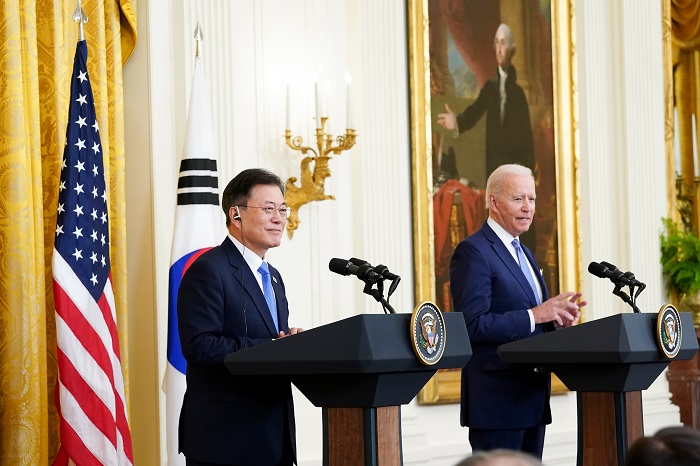 문재인 대통령이 지난 21일 오후(현지시간) 미국 워싱턴 백악관 이스트룸에서 조 바이든 미국 대통령과 공동기자회견을 하고 있다./뉴시스