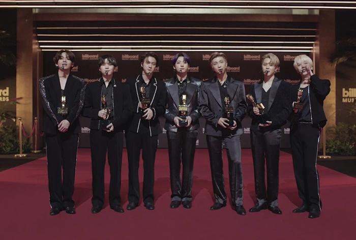 그룹 방탄소년단(BTS)이 2021 빌보드 뮤직 어워드(BBMA)에서 4관왕을 차지했다. (왼쪽부터)뷔·슈가·진·정국·RM·지민·제이홉 /AP뉴시스