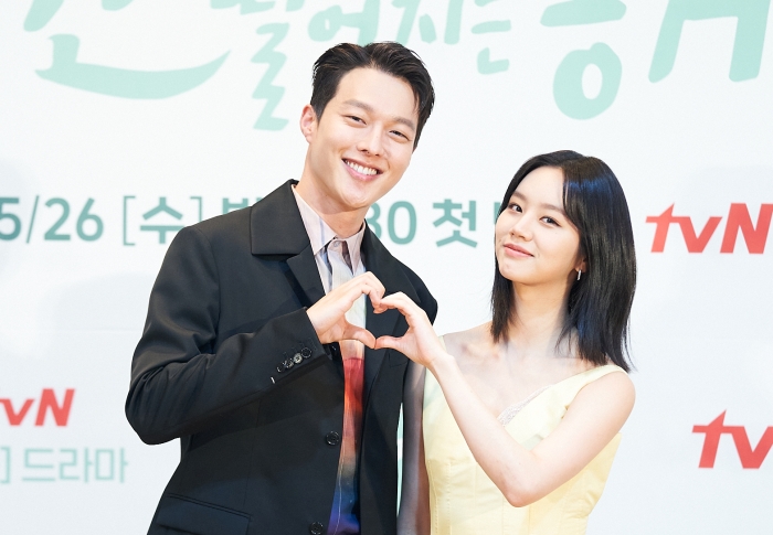 원작 속 캐릭터와 높은 싱크로율을 자랑하는 장기용(왼쪽)과 이혜리의 만남으로 시청자들의 기대를 모으고 있는 ‘간 떨어지는 동거’ / tvN