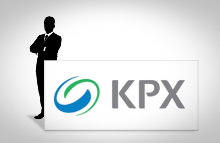 양규모 KPX홀딩스 이사회 의장이 자사주 매입 결정에 이은 본인 주식 처분으로 뒷말을 낳고 있다.
