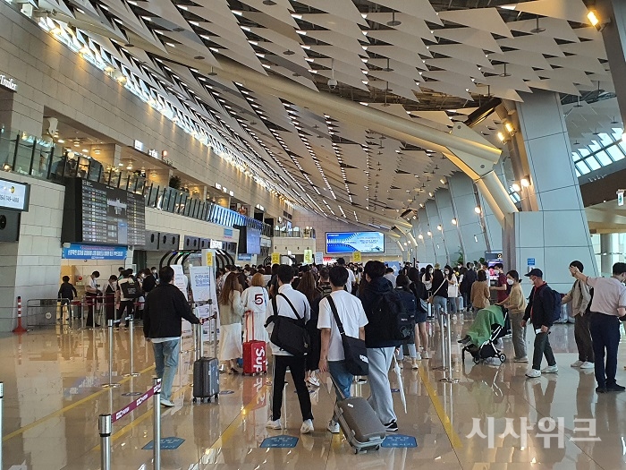 코로나19로 인해 한동안 여행을 떠나지 않던 여객들의 수요가 폭발적으로 늘고 있다. 사진은 지난 5월 19일 김포공항 대합실. / 제갈민 기자