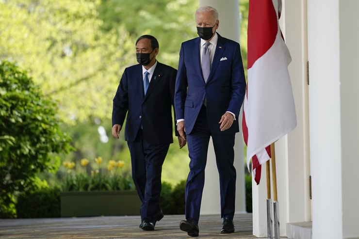 조 바이든(오른쪽) 미국 대통령과 스가 요시히데 일본 총리가 지난달 16일(현지시간) 백악관 집무실에서의 정상 회담을 마치고 공동 기자회견이 열리는 로즈가든으로 이동하고 있다. /AP-뉴시스