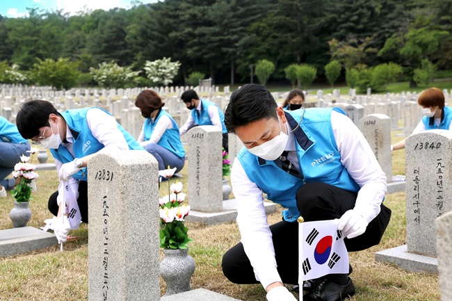 상조서비스 기업 프리드라이프(대표 김만기)가 지난 1일 서울 동작구에 위치한 국립서울현충원을 찾아 묘역 정화 봉사활동을 진행했다. / 프리드라이프