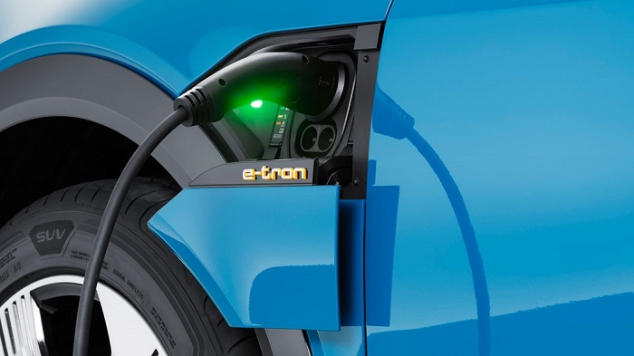 아우디 e-트론 충전 단자.&nbsp;e-트론의 최대 급속 충전 용량은 150㎾로 30분 만에 배터리를 80%까지 충전할 수 있다. 급속 충전 속도는 현재 시판되는 전기차 중에서 가장 빠른 편으로 알려져 있다.&nbsp;/ 아우디