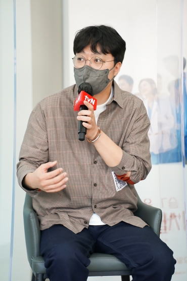 ‘슬기로운 의사생활 시즌2’ 제작발표회에 참석해 질문에 답하는 신원호 감독의 모습이다. / tvN
