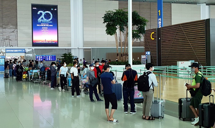 사진은 11일 인천국제공항. 이날 인천공항 이용객은 1만명을 넘어설 것으로 예상된다. / 뉴시스