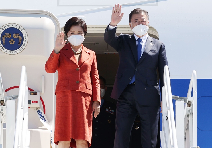 G7(주요 7개국) 정상회의에 참석했던 문재인 대통령과 김정숙 여사가 13일 오후(현지시간) 영국 콘월 뉴키 공항에서 출발에 앞서 환송인사들에게 손을 흔들고 있다. /뉴시스