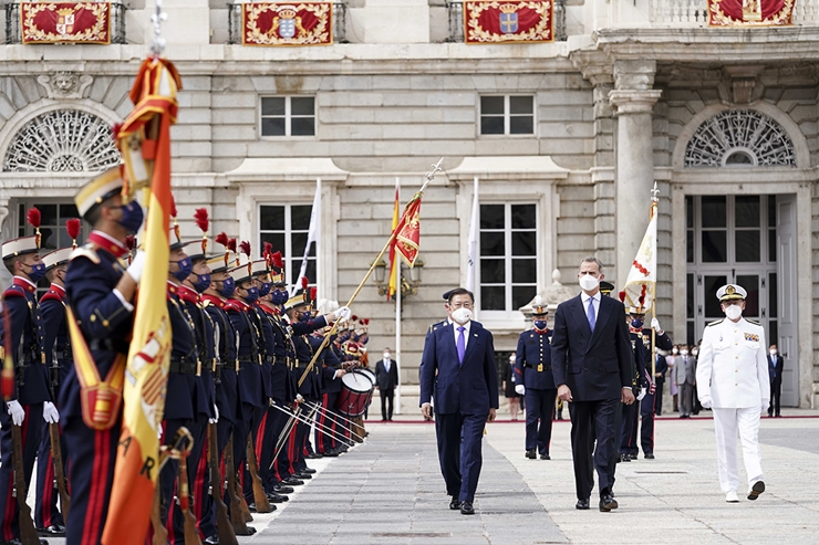 스페인을 국빈 방문 중인 문재인 대통령이 15일(현지시간) 스페인 마드리드왕궁에서 열린 공식 환영식에 참석해 펠리페 6세 스페인 국왕과 함께 의장대 사열을 받고 있다. /청와대