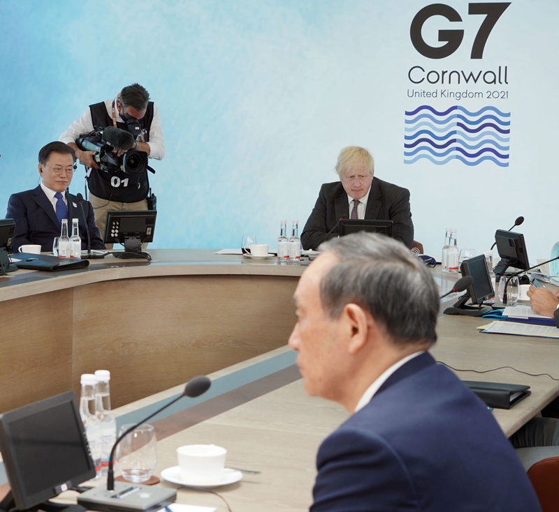 문재인 대통령이 13일(현지시간) 영국 콘월 카비스베이에서 열린 '기후변화 및 환경' 방안을 다룰 G7 확대회의 3세션에 참석해 있다. 왼쪽부터 시계방향으로 문 대통령, 영국 보리스 존슨 총리, 일본 스가 요시히데 총리. /뉴시스