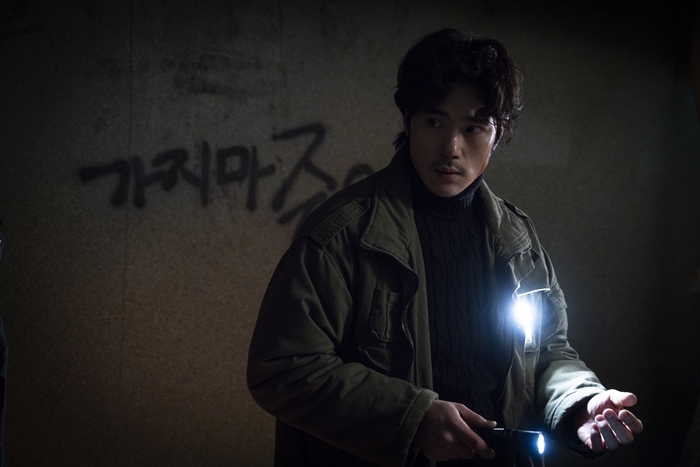 배우 김강우가 영화 ‘귀문’(감독 심덕근)으로 첫 공포 장르에 도전한다. /CJ CGV