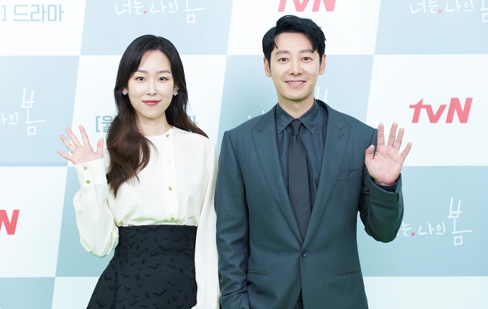 ‘너는 나의 봄’으로 만난 서현진(왼쪽)과 김동욱 / tvN