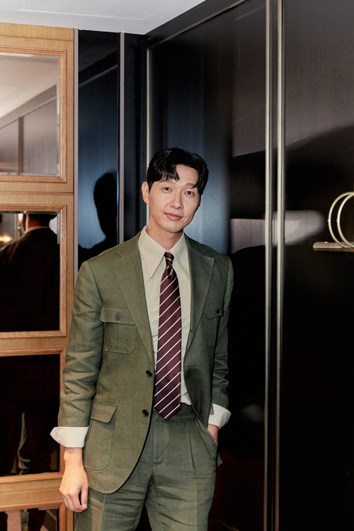 배우 지현우가 영화 ‘빛나는 순간’(소준문)로 관객과 만나고 있다. /명필름