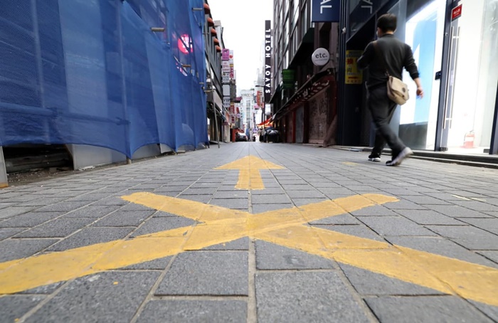 오는 12일부터 거리두기 최고 단계인 4단계가 서울‧경기‧인천 등 수도권 지역에 적용된다. 사진은 지난 5월 텅 비어있는 명동 거리. /뉴시스
