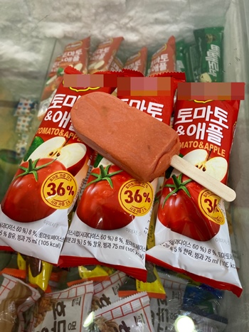 아이스크림 무인판매점 냉장고 속 알록달록 수백 개의 아이스크림 중 ‘토마토 애플’이라고 쓰인 빨간 포장이 눈에 띄었습니다. / 정숭호 칼럼니스트