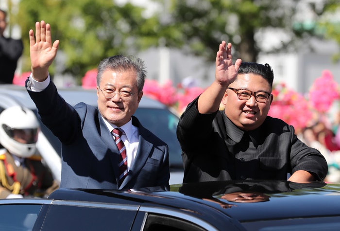 문재인 대통령이 한아세안 특별정상회의에 김정은 위원장을 초청했지만, 북한 측은 완곡하게 거절의사를 밝혔다.