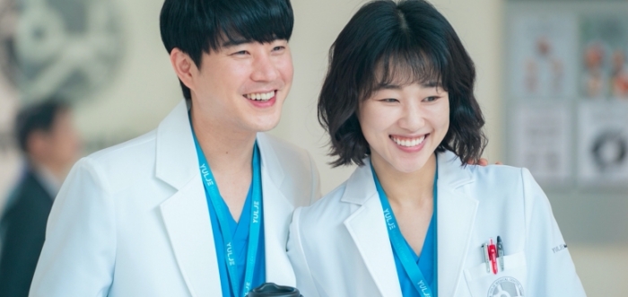 문태유(왼쪽)와 로맨스 호흡을 선보이고 있는 하윤경 / tvN ‘슬기로운 의사생활 시즌2’