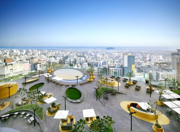 롯데관광개발은 지난 8일 오후 9시 35분부터 70분간 현대홈쇼핑에서 진행된 제주 드림타워 복합리조트 ‘그랜드 하얏트 제주’ 객실 패키지 판매에서 1만1,224실의 기록을 올렸다고 9일 밝혔다. 이는 지난 5월 9일 현대홈쇼핑에서 올린 1만24실 기록을 훌쩍 뛰어넘은 기록이다. / 롯데관광개발