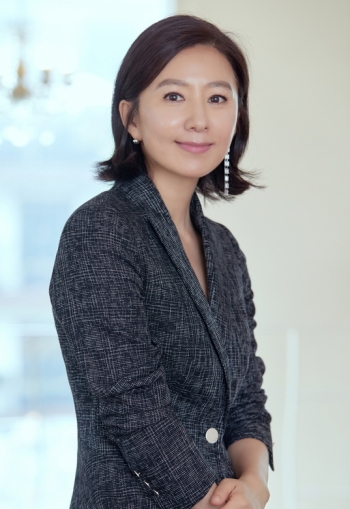 ‘잠적’으로 ‘꽃보다 누나’ 이후 7년 만에 리얼리티 프로그램에 출연하는 김희애 / 디스커버리 채널 코리아
