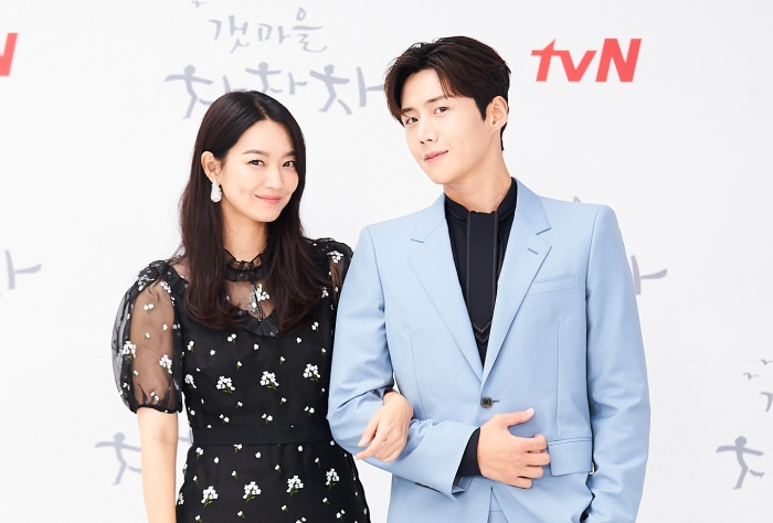 ‘갯마을 차차차’로 만난 신민아(왼쪽)와 김선호 / tvN