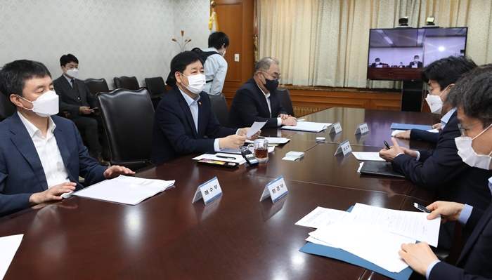 일본정부가 후쿠시마 원전 오염수 방출 계획을 발표한 직후, 정부는 9개 관계부처와  대응 방안을 모색하기 위해 '긴급 관계 차관회의'를 개최했다.
