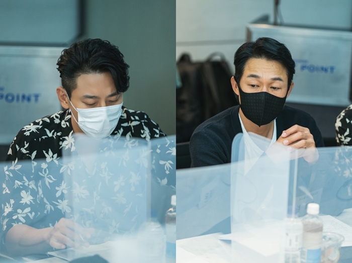 배우 주지훈(왼쪽)과 박성웅이 웨이브 오리지널 영화 ‘젠틀맨’(감독 김경원)으로 뭉쳤다. /콘텐츠웨이브
