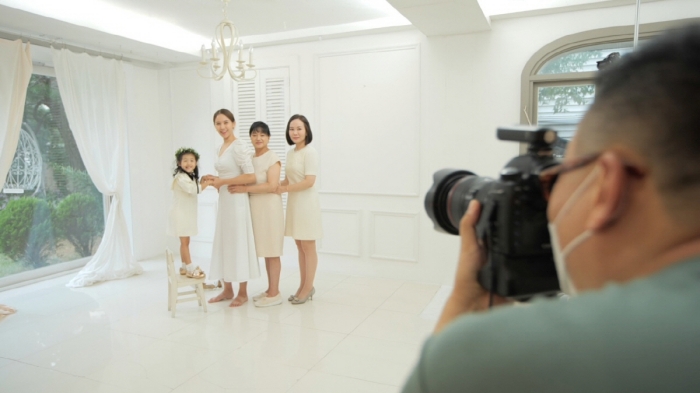 인생 첫 가족사진 촬영에 나선 조윤희의 가족 / JTBC ‘용감한 솔로 육아- 내가 키운다’