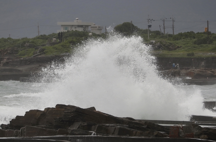제14호 태풍 찬투가 접근하면서 대만 기륭 바닷가에 높은 파도가 몰아치고 있다. /AP뉴시스