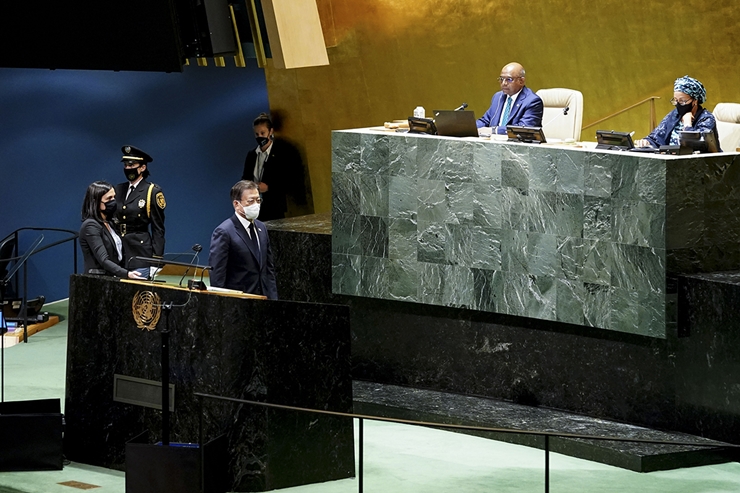 문재인 대통령이 21일(현지시간) 미국 뉴욕 유엔 총회장에 기조연설을 위해 들어서고 있다. /청와대