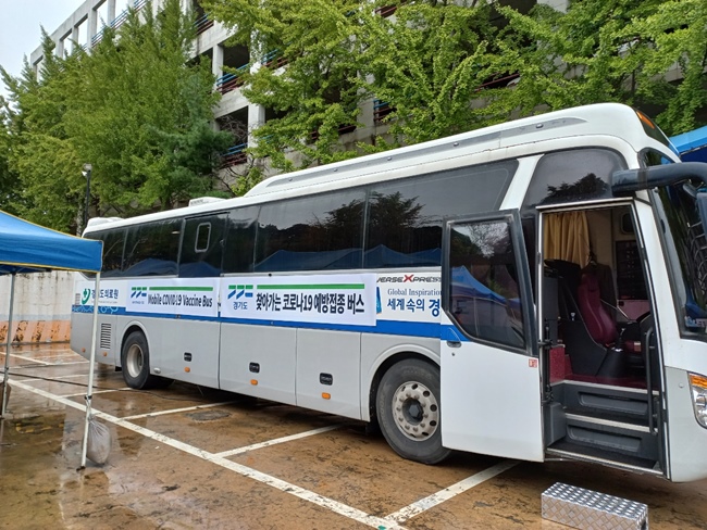 경기도에 따르면 백신버스(사진)는 기존 외국인 노동자 이동 건강검진 사업으로 사용하던 버스를 그대로 활용하며 의사 1명, 간호사 2명, 운전원 1명 등 4명이 탑승한다. / 경기도청