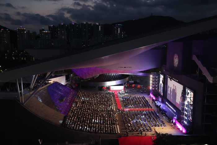 제26회 부산국제영화제(Busan International Film Festival, BIFF) 개막식이 열렸다. /뉴시스