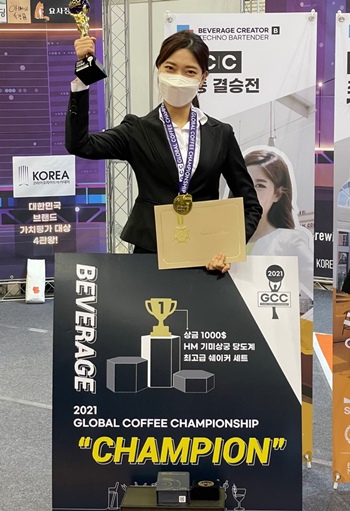 이디야커피 음료개발팀 박은빈(사진) 연구원이 지난 17일, 일산 킨텍스에서 개최된 ‘2021 GCC(Global Coffee Championship)’ 대회에서 베버리지 크리에이터 부문 1위를 수상하며 세계 챔피언의 영광을 안았다. / 이디야커피