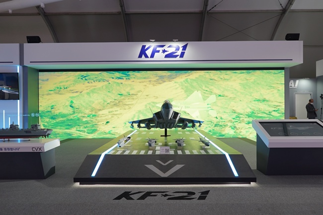 사진은 KF-21 보라매 모형과 가상 시범비행 영상(고정익존) / KAI