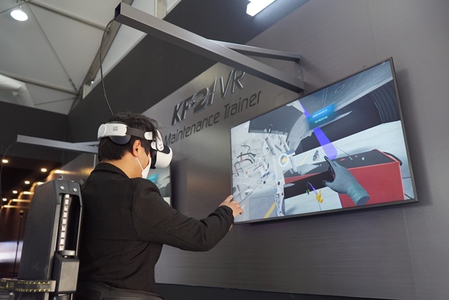 사진은 ADEX에서 체험이 가능한 미래형 VR 정비 훈련체계(메타버스존) / KAI
