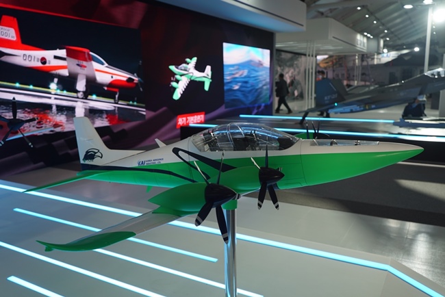 사진은 ADEX에서 최초 공개되는 전기추진 차기기본훈련기(Black Kite) 모형 (고정익존) / KAI