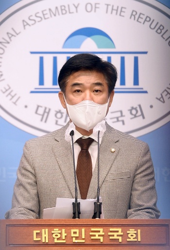 김병욱 더불어민주당 의원이 기자회견을 하고 있다./뉴시스·공동취재사진