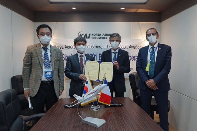 사진은 KAI-닷소(Dassault) MOU 체결 모습. (사진 왼쪽부터) KAI 조종래 고정익사업그룹장, 류광수 부사장, 닷소 Pierre Delestrade 동북아시아담당 부사장, Pascal Terriac 팰콘 PM / KAI
